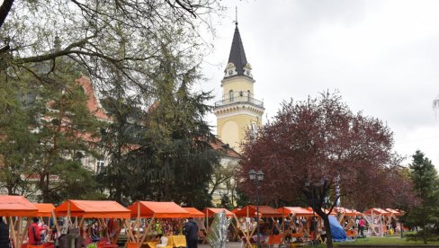 SUTRA U KIKINDI HUMANITARNI BAZAR „ULICA OTVORENOG SRCA“: Pomoć za decu sa ahondroplazijom SUTRA U KIKINDI HUMANITARNI BAZAR „ULICA OTVORENOG SRCA“: Pomoć za decu sa ahondroplazijom