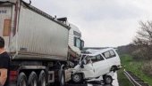 ТЕШКА НЕСРЕЋА КОД ИНЂИЈЕ, ИМА ПОГИНУЛИХ: Саобраћај обустављен (ФОТО) ТЕШКА НЕСРЕЋА КОД ИНЂИЈЕ, ИМА ПОГИНУЛИХ: Саобраћај обустављен (ФОТО)
