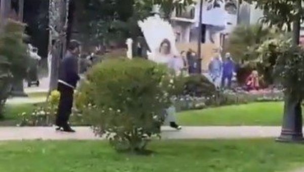 ПОТУКАО СЕ СА АНЂЕЛИМА У ЦЕНТРУ ГРАДА: Урнебесан снимак из Сочија - Скинуо крила, па узвратио (ВИДЕО) ПОТУКАО СЕ СА АНЂЕЛИМА У ЦЕНТРУ ГРАДА: Урнебесан снимак из Сочија - Скинуо крила, па узвратио (ВИДЕО)