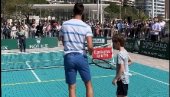 НОЛЕТОВ СИН МНОГО ВОЛИ ТЕНИС: Ђоковић дао рекет Стефану који је показао шта уме (ВИДЕО) НОЛЕТОВ СИН МНОГО ВОЛИ ТЕНИС: Ђоковић дао рекет Стефану који је показао шта уме (ВИДЕО)