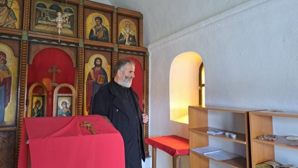 СКИНУЛИ ЧАК И БАКАР СА КРОВА СВЕТИЊЕ: Разбојништво у Никшићу, из цркве украдене 23 иконе и кадионица стара век и по (ФОТО/ВИДЕО) СКИНУЛИ ЧАК И БАКАР СА КРОВА СВЕТИЊЕ: Разбојништво у Никшићу, из цркве украдене 23 иконе и кадионица стара век и по (ФОТО/ВИДЕО)