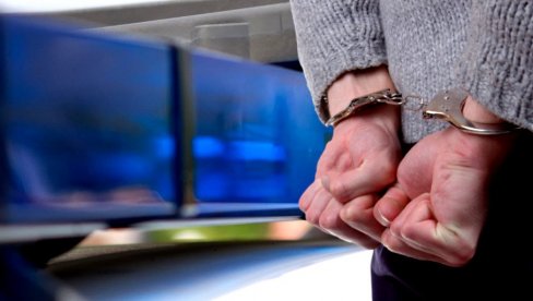 PROVALJIVAO U PRODAVNICE I PARFIMERIJE: Novosadska policija uhapsila M. B. (22) osumnjičenog za 15 teških krađa