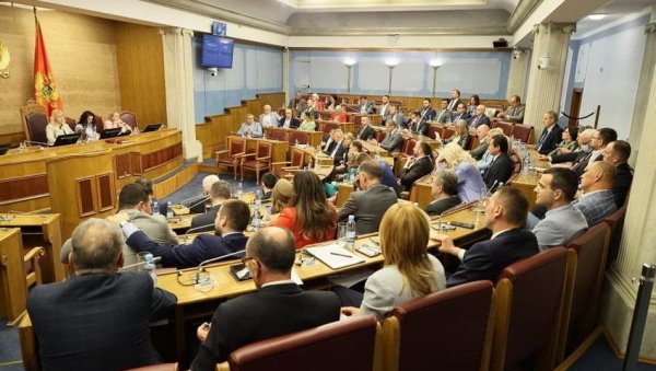 ЛЕГИТИМНИ ДА ОДРЕДЕ РОК ИЗБОРА Абазовић: Недопустиво је да Ђукановић даје отказ посланицима ЛЕГИТИМНИ ДА ОДРЕДЕ РОК ИЗБОРА Абазовић: Недопустиво је да Ђукановић даје отказ посланицима