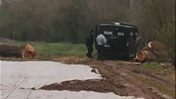 НА ЗАПАДНОЈ МОРАВИ СПРЕЧЕН НЕЗАКОНИТ РИБОЛОВ: Осумњичена два лица, нађене и мреже(ФОТО) НА ЗАПАДНОЈ МОРАВИ СПРЕЧЕН НЕЗАКОНИТ РИБОЛОВ: Осумњичена два лица, нађене и мреже(ФОТО)