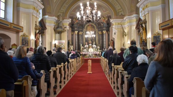 КАТОЛИЧКИ УСКРС У КИКИНДИ: Миса, фарбана јаја и свечано украшена црква (ФОТО)