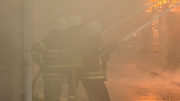 ВАТРЕНА СТИХИЈА ЗАХВАТИЛА ПЕТ КУЋА У НИЗУ: Четири особе повређене у пожару ВАТРЕНА СТИХИЈА ЗАХВАТИЛА ПЕТ КУЋА У НИЗУ: Четири особе повређене у пожару