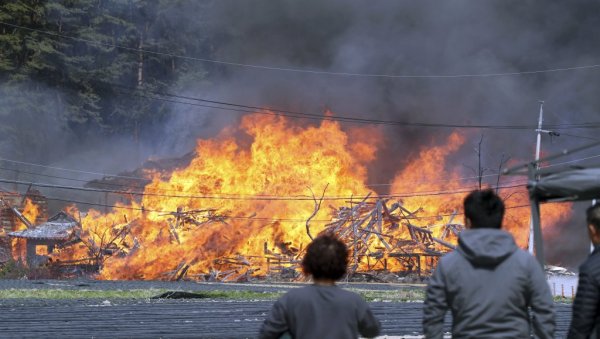 ВАТРУ ГАСИ 700 ВАТРОГАСАЦА: У великом пожару у Јужној Кореји стотине евакуисаних (ФОТО) ВАТРУ ГАСИ 700 ВАТРОГАСАЦА: У великом пожару у Јужној Кореји стотине евакуисаних (ФОТО)