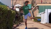 NIJE SAMO TENISKI MAJSTOR: Novak Đoković pokazao zavidno fudbalsko umeće (VIDEO) NIJE SAMO TENISKI MAJSTOR: Novak Đoković pokazao zavidno fudbalsko umeće (VIDEO)