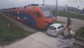 NESREĆA KOD ČAČKA: Voz udario automobil na pružnom prelazu, povređena dva muškarca NESREĆA KOD ČAČKA: Voz udario automobil na pružnom prelazu, povređena dva muškarca