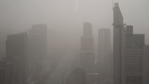 НАРАНЏАСТА МАГЛА ИЗНАД ПЕКИНГА: Пешчана олуја погодила кинеску престоницу (ФОТО)