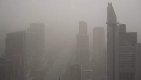 NARANDŽASTA MAGLA IZNAD PEKINGA: Peščana oluja pogodila kinesku prestonicu (FOTO)