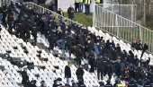 UŽASNA SCENA NA BANOVOM BRDU: Jezivo, navijač Partizana bakljom napao policajca UŽASNA SCENA NA BANOVOM BRDU: Jezivo, navijač Partizana bakljom napao policajca