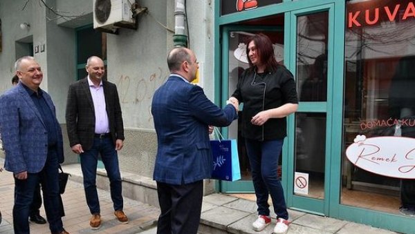 ЂУРИЋ ПОСЕТИО ПРЕДУЗЕТНИЦУ КОЈА ЈЕ ДОБИЛА СУБВЕНЦИЈЕ ЗА САМОЗАПОШЉАВАЊЕ: Од данас отворен нови конкурс за 2023. годину (ФОТО) ЂУРИЋ ПОСЕТИО ПРЕДУЗЕТНИЦУ КОЈА ЈЕ ДОБИЛА СУБВЕНЦИЈЕ ЗА САМОЗАПОШЉАВАЊЕ: Од данас отворен нови конкурс за 2023. годину (ФОТО)