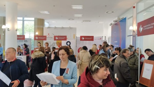 САЈАМ ЗАПОШЉАВАЊА У ПАРАЋИНУ: За учешће пријављена 23 послодавца САЈАМ ЗАПОШЉАВАЊА У ПАРАЋИНУ: За учешће пријављена 23 послодавца