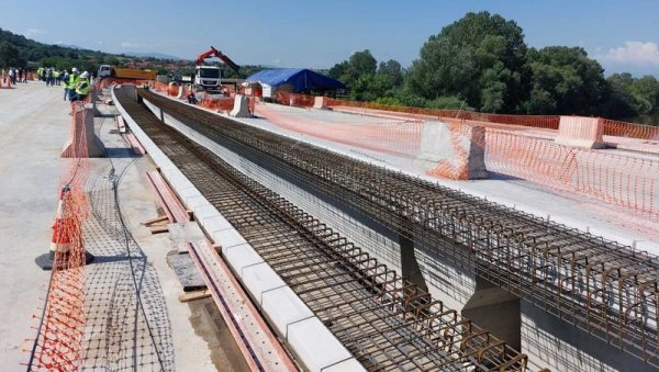 ПРВА ДЕОНИЦА МОРАВСКОГ КОРИДОРА ДО КРАЈА МЕСЕЦА: Радови на важној саобраћајници се приводе крају ПРВА ДЕОНИЦА МОРАВСКОГ КОРИДОРА ДО КРАЈА МЕСЕЦА: Радови на важној саобраћајници се приводе крају