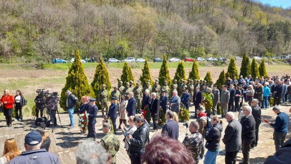 БЕЗУМНИ ЧИН КОЈИ ИЗАЗИВА ЈЕЗУ: У Грделичкој клисури обележена још једна годишњица бомбардовања путничког воза (ФОТО/ВИДЕО) БЕЗУМНИ ЧИН КОЈИ ИЗАЗИВА ЈЕЗУ: У Грделичкој клисури обележена још једна годишњица бомбардовања путничког воза (ФОТО/ВИДЕО)