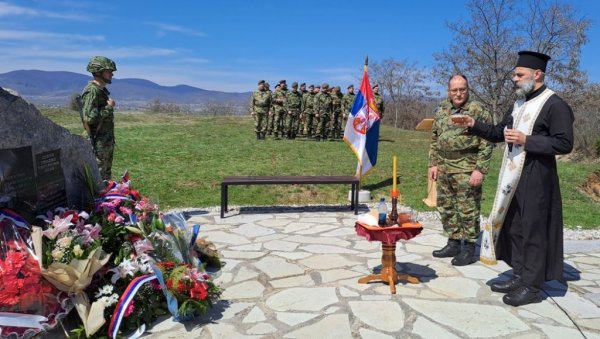 ПРКОСЕ НА ВЕЧНОЈ СТРАЖИ: Помен код Рељана - Пре 24 године НАТО пројектили однели су седам живота припадника 78. моторизоване бригаде ПРКОСЕ НА ВЕЧНОЈ СТРАЖИ: Помен код Рељана - Пре 24 године НАТО пројектили однели су седам живота припадника 78. моторизоване бригаде