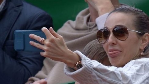 SVETSKA SENZACIJA: Evo ko je u loži seo pored Jelene Đoković na finalu Rolan Garosa 2023 (FOTO) SVETSKA SENZACIJA: Evo ko je u loži seo pored Jelene Đoković na finalu Rolan Garosa 2023 (FOTO)