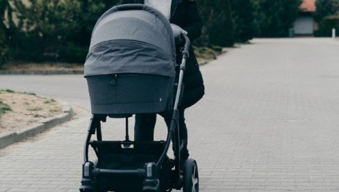 MAJKA (19) OSTAVILA BEBU U KOLICIMA NASRED ULICE I OTIŠLA: Drama u Skoplju MAJKA (19) OSTAVILA BEBU U KOLICIMA NASRED ULICE I OTIŠLA: Drama u Skoplju