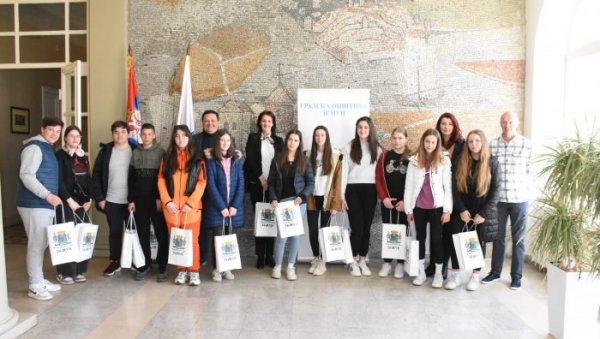 УЧЕНИЦИ ИЗ ДРВАРА НА ПРИЈЕМУ У ГО ЗЕМУН Малишани обилазили културно - историјске споменике и музеје у Србији УЧЕНИЦИ ИЗ ДРВАРА НА ПРИЈЕМУ У ГО ЗЕМУН Малишани обилазили културно - историјске споменике и музеје у Србији