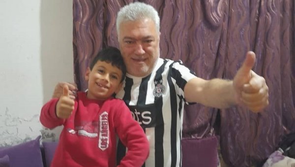 КАКО ЈЕ ЦРНО-БЕЛИ ДРЕС ИЗ ХУМСКЕ СТИГАО У СИРИЈУ: Асад Басам је увек уз свој Партизан КАКО ЈЕ ЦРНО-БЕЛИ ДРЕС ИЗ ХУМСКЕ СТИГАО У СИРИЈУ: Асад Басам је увек уз свој Партизан