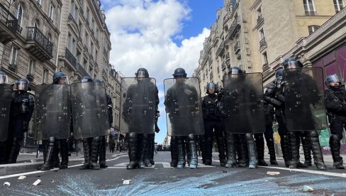 NOVOSTI NA LICU MESTA: Ključalo na pariskim ulicama, tuče, lomljave, suzavac, povređenih i na strani policije, i među demonstrantima  (FOTO)