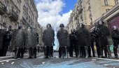 НОВОСТИ НА ЛИЦУ МЕСТА: Кључало на париским улицама, туче, ломљаве, сузавац, повређених и на страни полиције, и међу демонстрантима  (ФОТО)