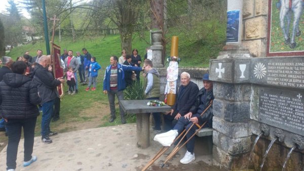ОБИЧАЈ КОЈИ ТРАЈЕ ВЕКОВИМА: Чувене ратарске свеће стигле у Манастир Троноша код Лознице (ФОТО) ОБИЧАЈ КОЈИ ТРАЈЕ ВЕКОВИМА: Чувене ратарске свеће стигле у Манастир Троноша код Лознице (ФОТО)