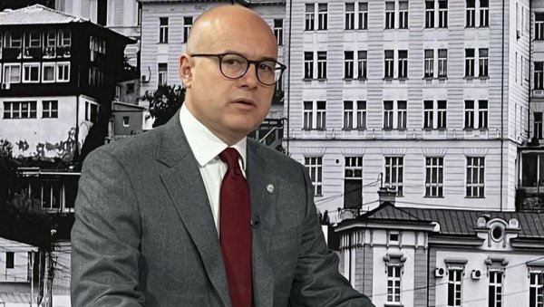 ВУЧЕВИЋ ЗГРОЖЕН ПОРУКАМА ОПОЗИЦИЈЕ: Људи као да су остали без разума, па позивају на убиство Вучића ВУЧЕВИЋ ЗГРОЖЕН ПОРУКАМА ОПОЗИЦИЈЕ: Људи као да су остали без разума, па позивају на убиство Вучића