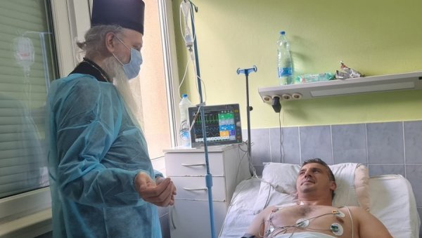 ВЛАДИКА ТЕОДОСИЈЕ ПОСЕТИО РАЊЕНОГ ЈОВАНОВИЋА: Подарио му бројаницу и пожелео оздрављење - Србин се опоравља ВЛАДИКА ТЕОДОСИЈЕ ПОСЕТИО РАЊЕНОГ ЈОВАНОВИЋА: Подарио му бројаницу и пожелео оздрављење - Србин се опоравља
