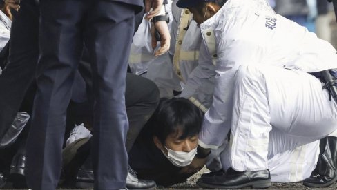 POGLEDAJTE - HAOS U JAPANU: Čuo se veliki prasak - Evakuisan premijer Kišida, uhapšen napadač (FOTO) POGLEDAJTE - HAOS U JAPANU: Čuo se veliki prasak - Evakuisan premijer Kišida, uhapšen napadač (FOTO)