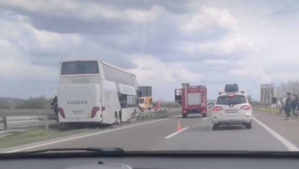 ОСЕТИЛИ СМО ДА АУТОБУС УСПОРАВА, А ОНДА ЧУЛИ КАКО УДАРА У ОГРАДУ... Исповест нишких ђака након излетања с пута ОСЕТИЛИ СМО ДА АУТОБУС УСПОРАВА, А ОНДА ЧУЛИ КАКО УДАРА У ОГРАДУ... Исповест нишких ђака након излетања с пута