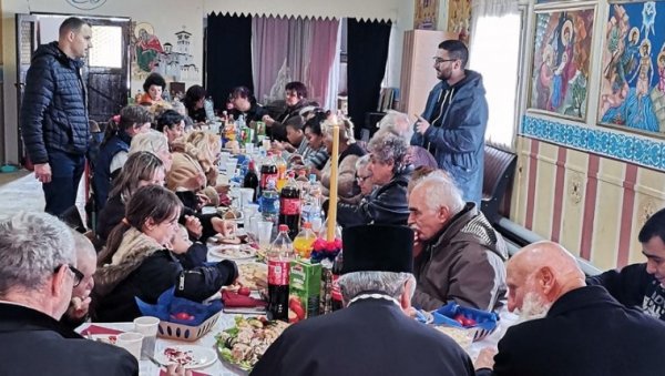 ВАСКРШЊИ РУЧАК ЗА БЕСКУЋНИКЕ: Добротворна установа Епархије бачке окупила сиромашне у Новом Саду ВАСКРШЊИ РУЧАК ЗА БЕСКУЋНИКЕ: Добротворна установа Епархије бачке окупила сиромашне у Новом Саду