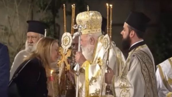 СНИМАК КОЈИ ОБИЛАЗИ СВЕТ: Грчка посланица целивала крст, па јој планула коса (ВИДЕО) СНИМАК КОЈИ ОБИЛАЗИ СВЕТ: Грчка посланица целивала крст, па јој планула коса (ВИДЕО)