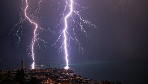 DVE OSOBE ZAVRŠILE U BOLNICI ZBOG UDARA GROMA: Oluja besni celom državom, mnoga domaćinstva ostala bez struje