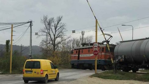 KAMION PROBIO RAMPU PA UDARIO U VOZ: Troje ljudi povređeno u nesreći kod Sremske Mitrovice KAMION PROBIO RAMPU PA UDARIO U VOZ: Troje ljudi povređeno u nesreći kod Sremske Mitrovice