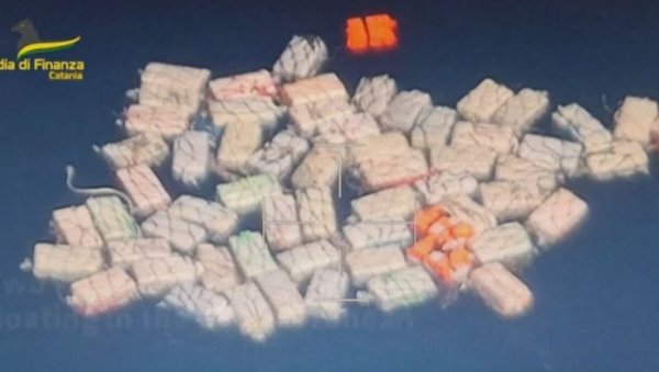 ДВЕ ТОНЕ КОКАИНА У МОРУ: Највећа икада заплена дроге у Италији - У 70 пакета дрога вредна 400 милиона евра (ВИДЕО) ДВЕ ТОНЕ КОКАИНА У МОРУ: Највећа икада заплена дроге у Италији - У 70 пакета дрога вредна 400 милиона евра (ВИДЕО)