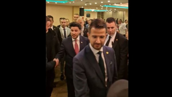 ИФТАР ЗА 1.000 ЉУДИ: На вечери у Рожајама Дритан Абазовић, Јаков Милатовић, Данијела Ђуровић, Алекса Бечић, министри, посланици... (ВИДЕО) ИФТАР ЗА 1.000 ЉУДИ: На вечери у Рожајама Дритан Абазовић, Јаков Милатовић, Данијела Ђуровић, Алекса Бечић, министри, посланици... (ВИДЕО)