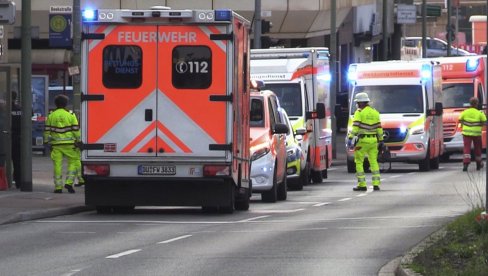 AUTOBUS PUN DECE SUDARIO SE SA KAMIONOM: Dramatične scene u Nemačkoj, škola se hitno oglasila