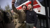 ЗЕЛЕНСКИ СА ВОЈНИЦИМА НА ФРОНТУ: Украјински председник посетио трупе у Авдијевки (ФОТО) ЗЕЛЕНСКИ СА ВОЈНИЦИМА НА ФРОНТУ: Украјински председник посетио трупе у Авдијевки (ФОТО)
