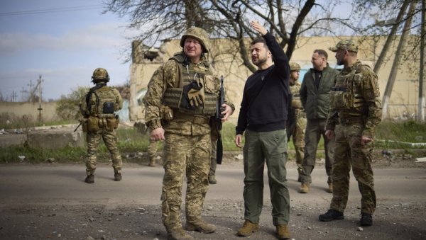 ЗЕЛЕНСКИ ПОРУЧУЈЕ: Носим пиштољ и знам да пуцам, била би срамота да Руси заробе украјинског председника ЗЕЛЕНСКИ ПОРУЧУЈЕ: Носим пиштољ и знам да пуцам, била би срамота да Руси заробе украјинског председника