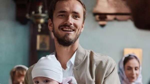 ДАНИЛ МЕДВЕДЕВ КРСТИО ЋЕРКУ: Американце запањило ко је био кум и зашто (ФОТО) ДАНИЛ МЕДВЕДЕВ КРСТИО ЋЕРКУ: Американце запањило ко је био кум и зашто (ФОТО)
