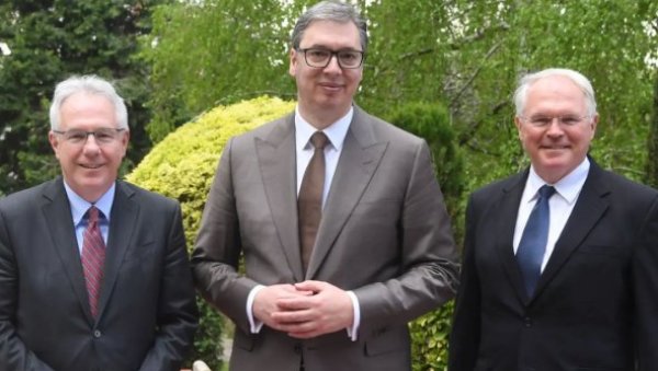 ВУЧИЋ СА ХИЛОМ И МАРФИЈЕМ Председник: Србија је одувек подржавала интегритет БиХ и права РС и другог ентитета у складу са Дејтоном (ФОТО) ВУЧИЋ СА ХИЛОМ И МАРФИЈЕМ Председник: Србија је одувек подржавала интегритет БиХ и права РС и другог ентитета у складу са Дејтоном (ФОТО)