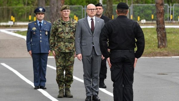 ЗАДАТАК ДРЖАВЕ ЈЕ ДА ЧУВА МИР: Министар Вучевић и генерал Мојсиловић на примопредаји дужности команданта „Кобри“ ЗАДАТАК ДРЖАВЕ ЈЕ ДА ЧУВА МИР: Министар Вучевић и генерал Мојсиловић на примопредаји дужности команданта „Кобри“