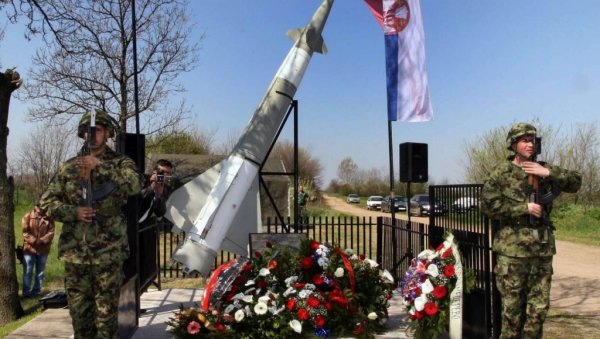 СЕЋАЊЕ НА ОФИЦИРЕ ПОГИНУЛЕ У НАТО АГРЕСИЈИ: У Смедереву положени венци на споменик страдалим члановима 250. ракетне бригаде СЕЋАЊЕ НА ОФИЦИРЕ ПОГИНУЛЕ У НАТО АГРЕСИЈИ: У Смедереву положени венци на споменик страдалим члановима 250. ракетне бригаде