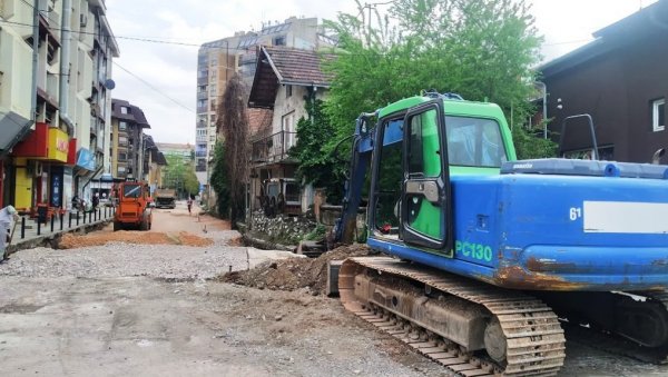РАДОВИ У ПРОМЕТНОЈ ПАРАЋИНСКОЈ УЛИЦИ: Завршена замена водоводне мреже, на реду коловоз РАДОВИ У ПРОМЕТНОЈ ПАРАЋИНСКОЈ УЛИЦИ: Завршена замена водоводне мреже, на реду коловоз