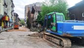 РАДОВИ У ПРОМЕТНОЈ ПАРАЋИНСКОЈ УЛИЦИ: Завршена замена водоводне мреже, на реду коловоз РАДОВИ У ПРОМЕТНОЈ ПАРАЋИНСКОЈ УЛИЦИ: Завршена замена водоводне мреже, на реду коловоз