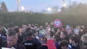 „ВОЛИМО ТЕ, НОЛЕ“ Свуда срца и честике најбољем тенисеру, пљуште аутограми (ВИДЕО) „ВОЛИМО ТЕ, НОЛЕ“ Свуда срца и честике најбољем тенисеру, пљуште аутограми (ВИДЕО)