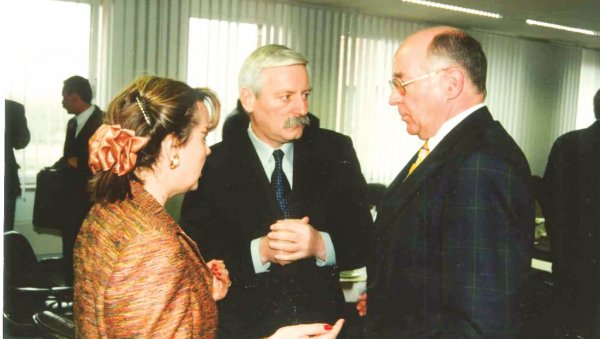 ФЕЉТОН - МИЛИОНСКИ ПОСАО УОЧИ НАТО АГРЕСИЈЕ: Председник Владе Србије најавио бомбардовање 24. марта ФЕЉТОН - МИЛИОНСКИ ПОСАО УОЧИ НАТО АГРЕСИЈЕ: Председник Владе Србије најавио бомбардовање 24. марта