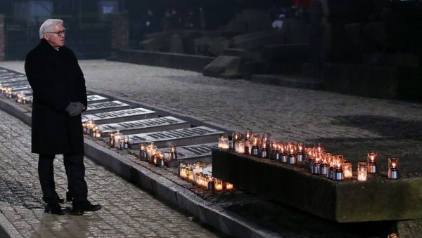 ПРЕДСЕДНИК НЕМАЧКЕ У ВАРШАВИ Штајнмајер одржао говор на годишњицу устанка у Варшавском гету у којем је убијено 56.000 Јевреја ПРЕДСЕДНИК НЕМАЧКЕ У ВАРШАВИ Штајнмајер одржао говор на годишњицу устанка у Варшавском гету у којем је убијено 56.000 Јевреја